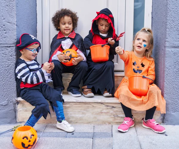 Gyerekek Halloween Jelmezben Édességet Tesznek Sütőtök Kosárba Utcán — Stock Fotó
