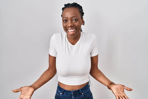 Mooie Zwarte Vrouw Staan Geïsoleerde Achtergrond Glimlachend Vrolijk Met Open — Stockfoto