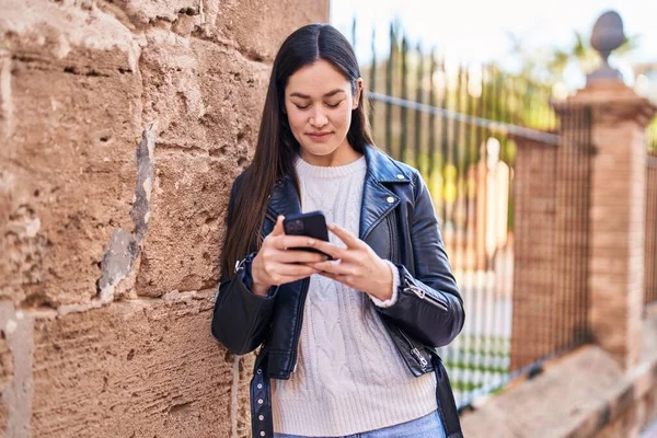 Jonge Vrouw Lacht Vol Vertrouwen Met Behulp Van Smartphone Straat — Stockfoto