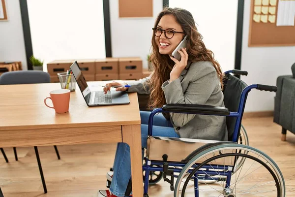 Genç Güzel Spanyol Kadını Akıllı Telefondan Konuşuyor Ofiste Tekerlekli Sandalyede — Stok fotoğraf