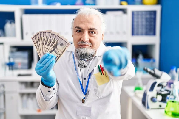 Мужчина Средних Лет Седыми Волосами Работающий Научной Лаборатории Держит Деньги — стоковое фото