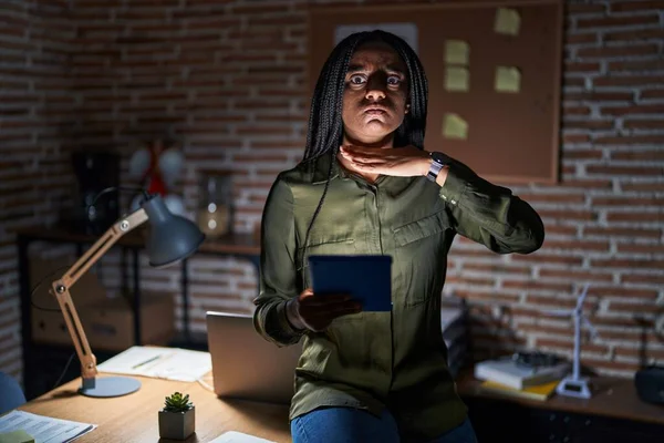 Junger Afroamerikaner Mit Zöpfen Der Nachts Büro Arbeitet Schneidet Mit — Stockfoto