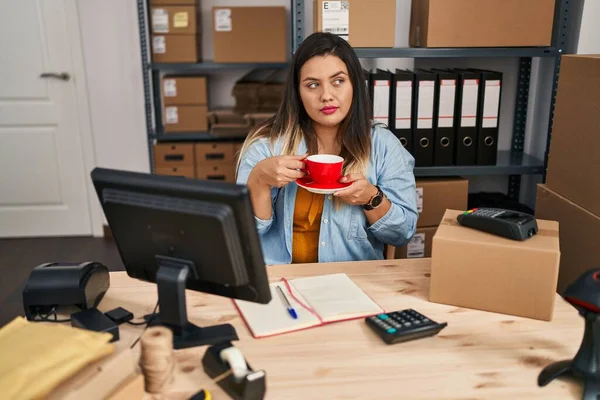 Young Beautiful Size Woman Ecommerce Business Worker Drinking Coffee Office — Foto de Stock