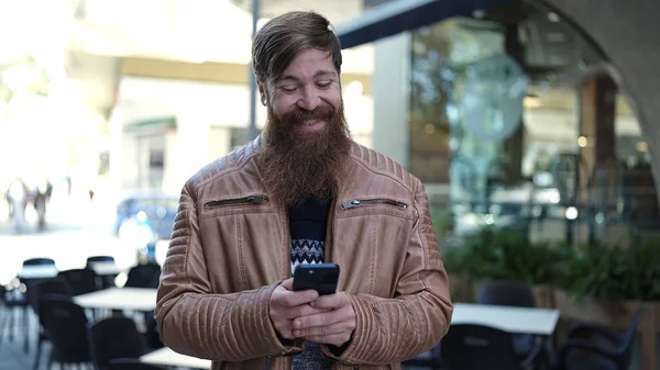 Jovem Ruiva Homem Sorrindo Confiante Usando Smartphone Terraço Cafetaria — Fotografia de Stock