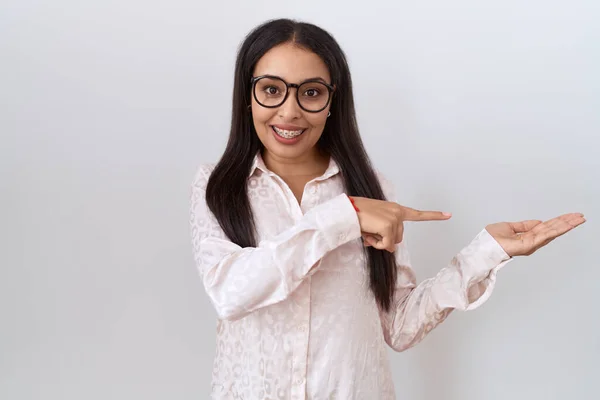 Ung Arabiska Kvinna Bär Glasögon Över Vit Bakgrund Förvånad Och — Stockfoto