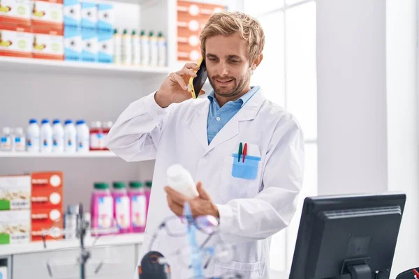 Young Man Pharmacist Talking Smartphone Holding Pills Pharmacy — Stock fotografie
