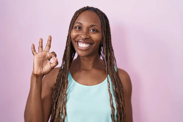 Африканская Американка Стоящая Розовом Фоне Улыбаясь Позитивно Делает Хорошо Знак — стоковое фото