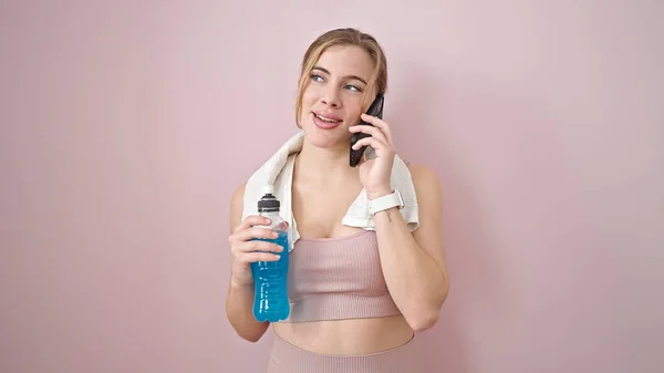Junge Blonde Frau Sportbekleidung Hält Energiegeladenes Getränk Mit Smartphone Über — Stockfoto