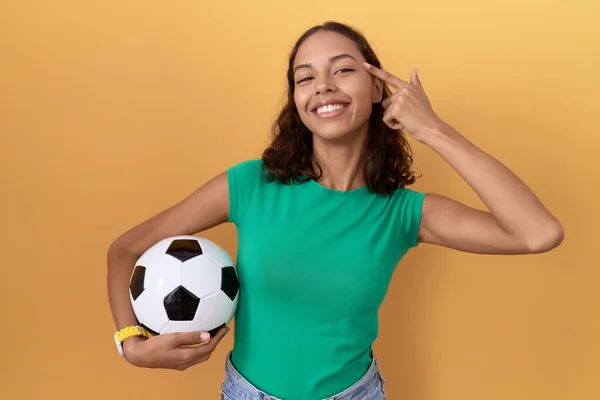 Mulher Hispânica Jovem Segurando Bola Sorrindo Apontando Para Cabeça Com — Fotografia de Stock
