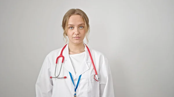 Mladá Blondýna Žena Lékař Stojící Vážným Výrazem Přes Izolované Bílé — Stock fotografie