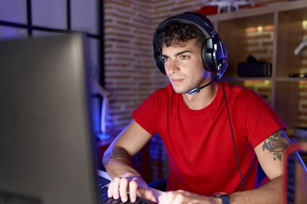 Νεαρός Ισπανός Streamer Παίζει Βιντεοπαιχνίδι Χρησιμοποιώντας Υπολογιστή Στην Αίθουσα Τυχερών — Φωτογραφία Αρχείου