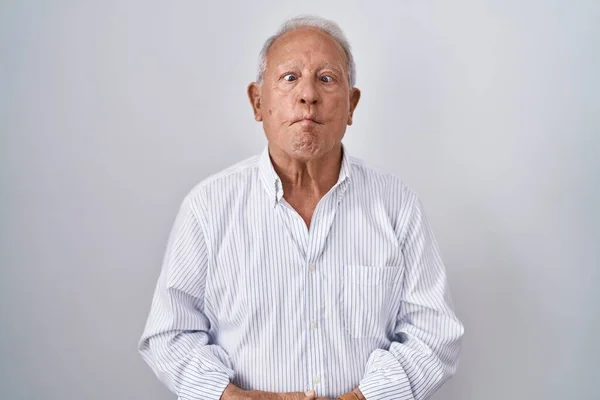 Senior Άνθρωπος Γκρίζα Μαλλιά Στέκεται Πάνω Από Απομονωμένη Φόντο Κάνει — Φωτογραφία Αρχείου
