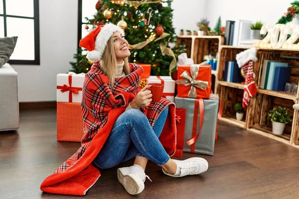 Mladá Blondýna Žena Pití Kávy Sedí Vánočního Stromku Doma — Stock fotografie