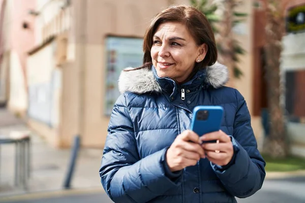 Middelbare Leeftijd Vrouw Glimlachen Vol Vertrouwen Met Behulp Van Smartphone — Stockfoto