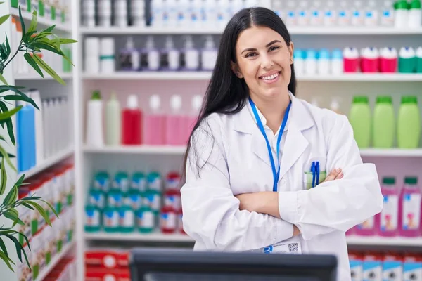 Young Beautiful Hispanic Woman Pharmacist Smiling Confident Standing Arms Crossed — ストック写真