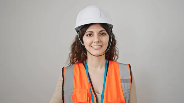 Junge Schöne Hispanische Bauarbeiterin Lächelt Selbstbewusst Vor Isoliertem Weißen Hintergrund — Stockfoto