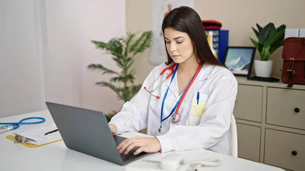 Young Beautiful Hispanic Woman Doctor Using Laptop Working Clinic — Stock Photo, Image