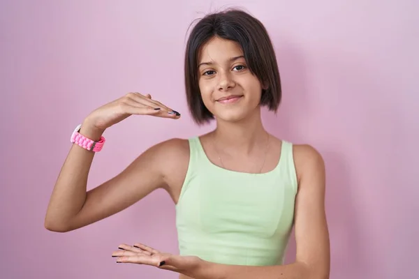 Menina Sobre Fundo Rosa Gestos Com Mãos Mostrando Grande Grande — Fotografia de Stock