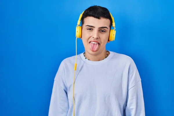 헤드폰을 사용하여 음악을 이진법적 사람은 표정으로 행복해 — 스톡 사진