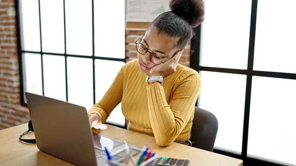 在办公室使用笔记本电脑的年轻的非洲裔美国女商人 — 图库照片