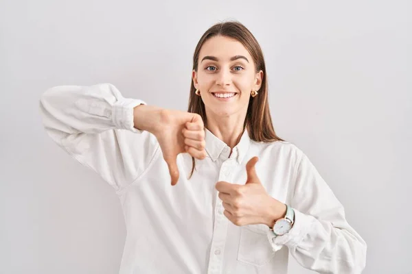 Young Caucasian Woman Standing Isolated Background Doing Thumbs Disagreement Agreement — Stock Photo, Image