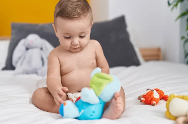 Liebenswertes Kaukasisches Baby Spielt Mit Elefantenspielzeug Das Schlafzimmer Auf Dem — Stockfoto
