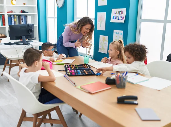 Woman Group Kids Having Lesson Clapping Hands Classroom — Stock Photo, Image