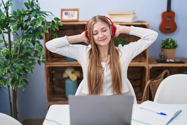 Jonge Kaukasische Vrouw Luisteren Naar Muziek Studeren Thuis — Stockfoto