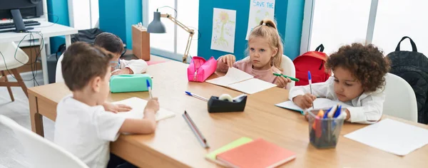 Gyerekek Egy Csoportja Asztalon Tanul Osztályteremben — Stock Fotó