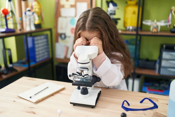 Entzückende Hispanische Studentin Mit Mikroskop Labor Klassenzimmer — Stockfoto