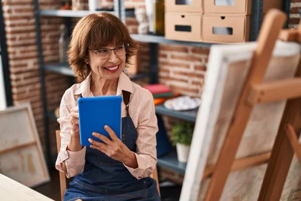 Mujer Mediana Edad Artista Sonriendo Confiado Usando Touchpad Estudio Arte — Foto de Stock