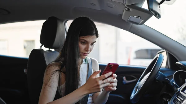 Young Beautiful Hispanic Woman Using Smartphone Sitting Car Street — Foto de Stock