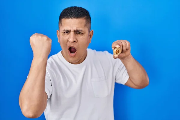 Hispanic Young Man Holding Virtual Currency Bitcoin Annoyed Frustrated Shouting — Stock Photo, Image