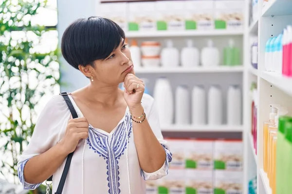 Mujer China Mediana Edad Cliente Mirando Estanterías Farmacia — Foto de Stock