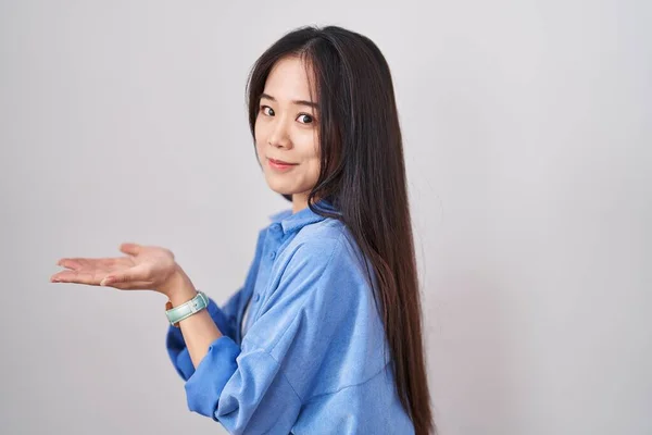 Jonge Chinese Vrouw Staan Witte Achtergrond Wijzen Opzij Met Handen — Stockfoto