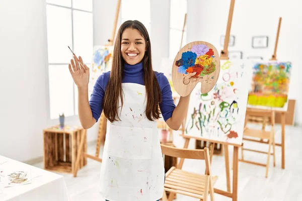 Mujer Latina Joven Sonriendo Confiada Sosteniendo Pincel Paleta Estudio Arte —  Fotos de Stock