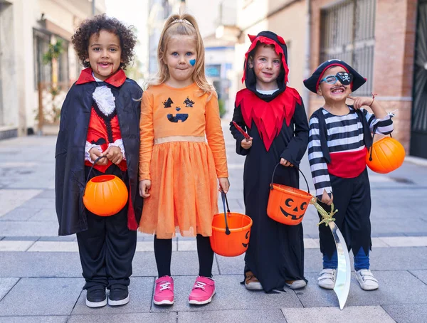Grupo Niños Con Disfraz Halloween Sosteniendo Cesta Calabaza Calle — Foto de Stock