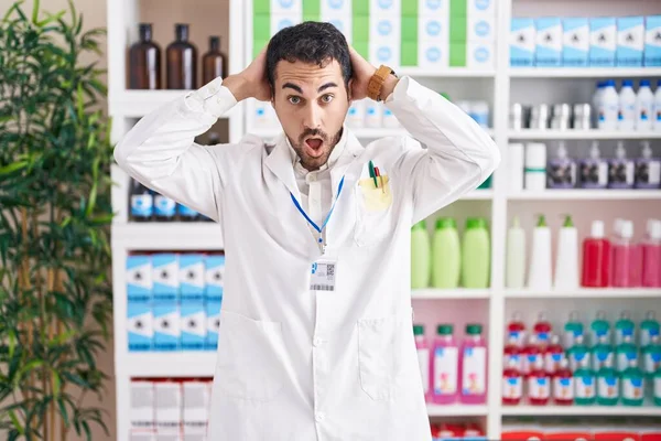 Bonito Homem Hispânico Trabalhando Farmácia Farmácia Drogaria Louco Assustado Com — Fotografia de Stock