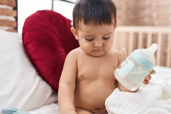 Sevimli Spanyol Çocuk Elinde Beslenme Şişesiyle Yatak Odasında Oturuyor — Stok fotoğraf