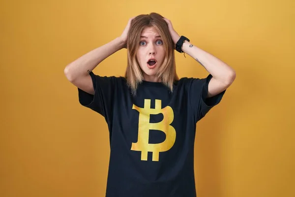 Mujer Rubia Caucásica Vistiendo Camiseta Bitcoin Loca Asustada Con Las —  Fotos de Stock