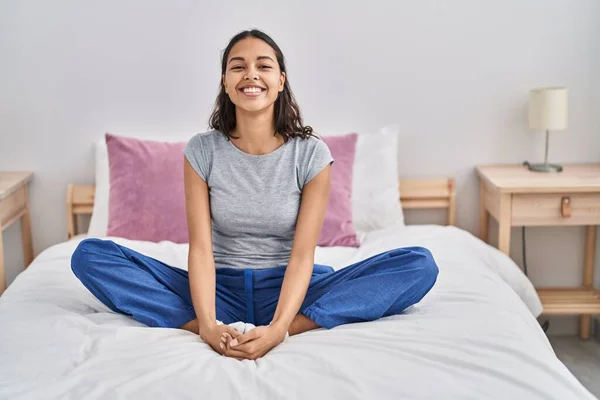 Junge Afroamerikanerin Macht Yoga Übungen Sitzend Auf Bett Schlafzimmer — Stockfoto
