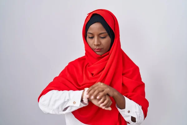 Mujer Árabe Joven Que Usa Bufanda Islámica Tradicional Hijab Comprobando —  Fotos de Stock