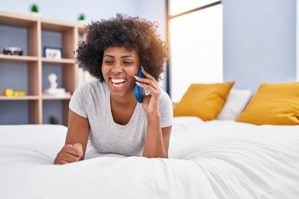 African American Woman Talking Smartphone Lying Bed Bedroom — Stock fotografie
