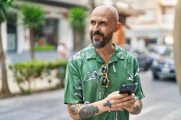 Joven Calvo Sonriendo Confiado Usando Smartphone Calle — Foto de Stock