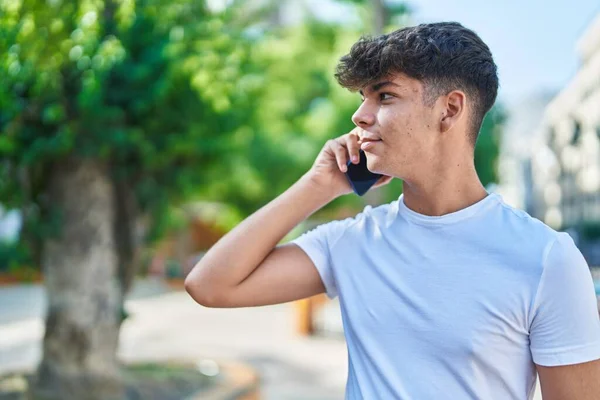 Fiatal Spanyol Tinédzser Mosolyog Magabiztos Beszél Okostelefonon Parkban — Stock Fotó
