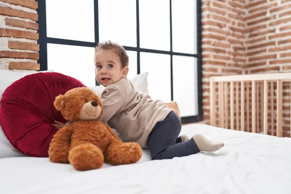 Tatlı Spanyol Çocuk Yatak Odasında Oyuncak Ayıyla Yatakta Oturuyor — Stok fotoğraf