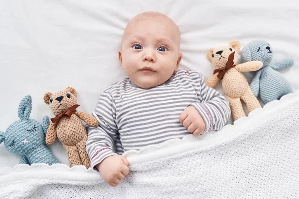 Liebenswertes Kaukasisches Baby Liegt Mit Puppen Schlafzimmer Auf Dem Bett — Stockfoto