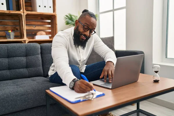 Young African American Man Psychologist Using Laptop Psychology Center — Stockfoto