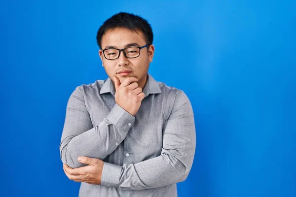 Homem Chinês Jovem Sobre Fundo Azul Olhando Confiante Para Câmera — Fotografia de Stock