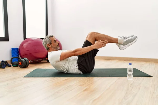 Grauhaariger Mann Mittleren Alters Trainiert Bauchmuskeltraining Sportzentrum — Stockfoto